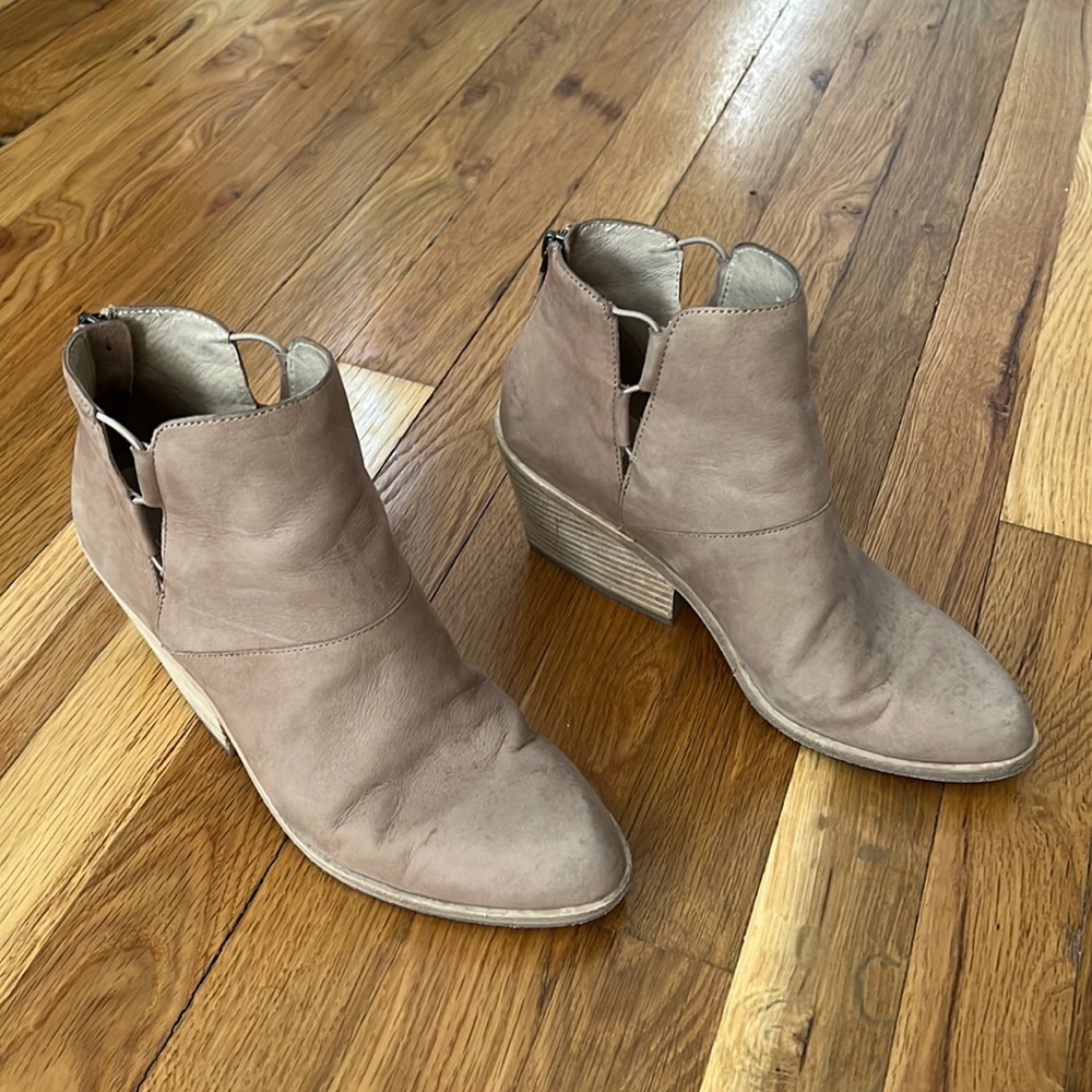 Eileen Fisher tan suede ankle boots size 8